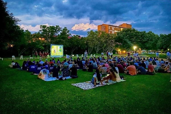 Villagers and Minjonet movie night